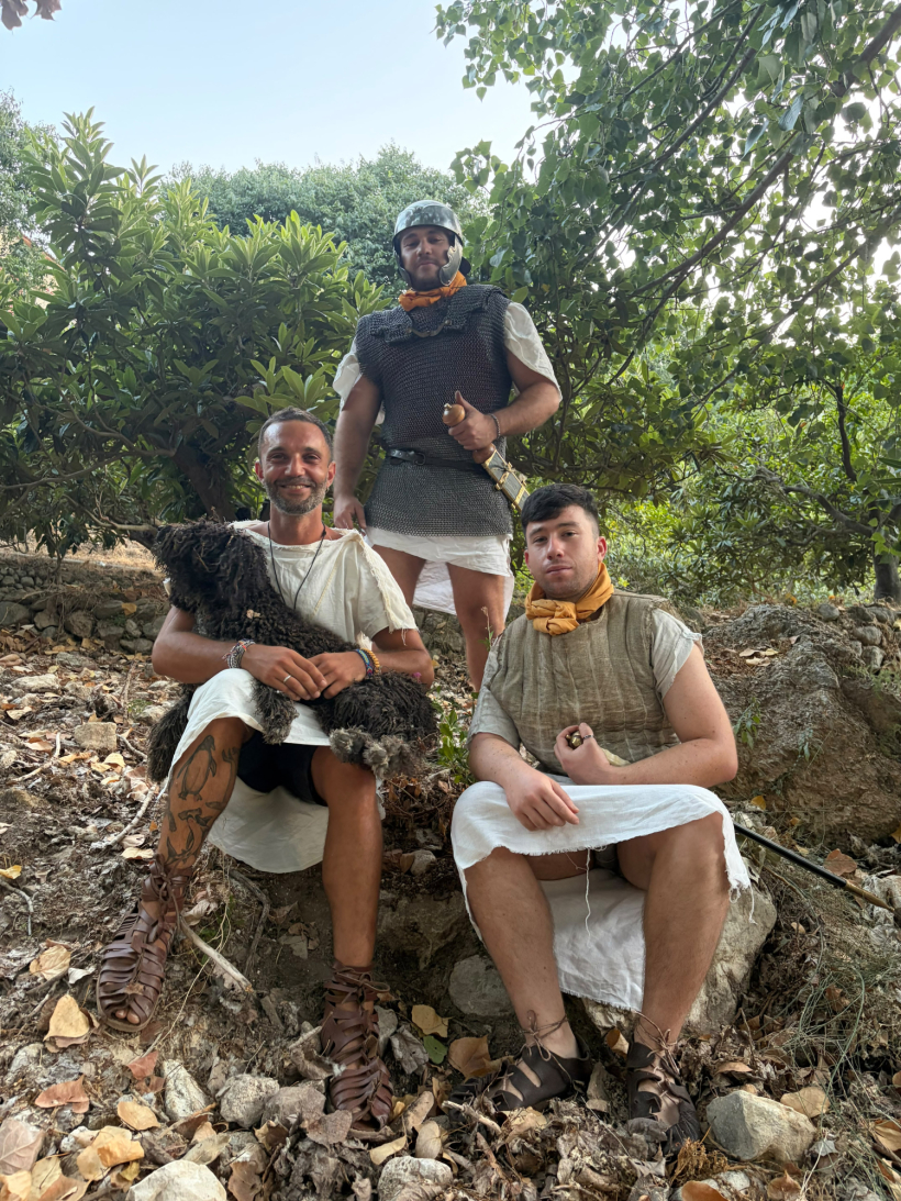 El equipo de la expedición está compuesto por dos legionarios, un esclavo, el apoyo logístico y la perra de aguas Quilla