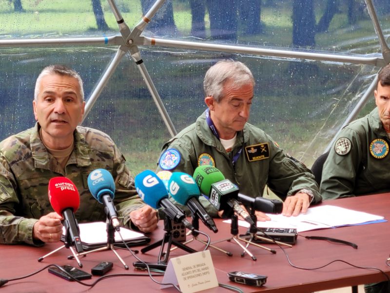 Oficialess del ejercito en rueda de prensa