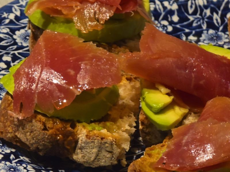 Tostas de jamon con aguacate y aceite