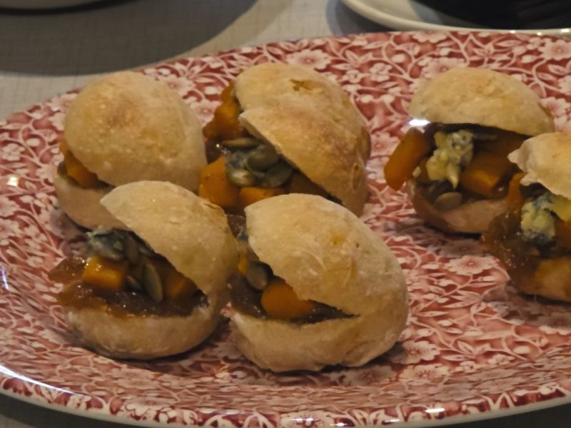 Hamburguesas de calabaza y cebolla caramelizada