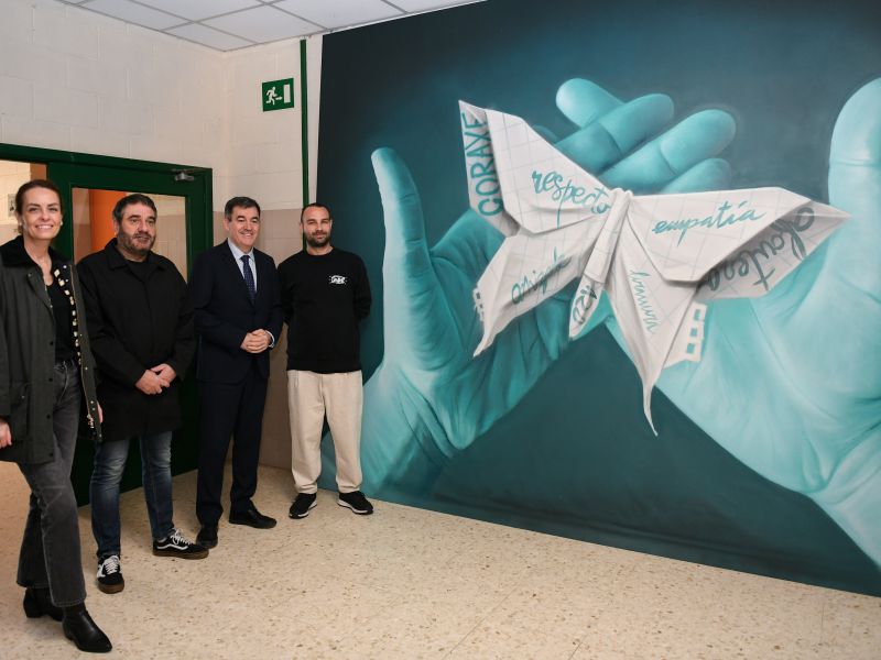 As autoridades e o artista, xunto ao mural