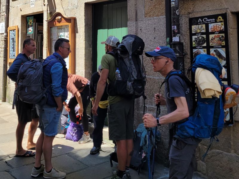 Turistas entrando a un comercio