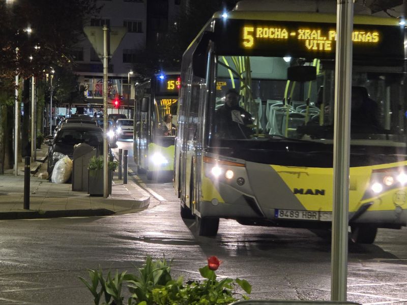Buses urbanos en la calle Xeneral Pardinhas