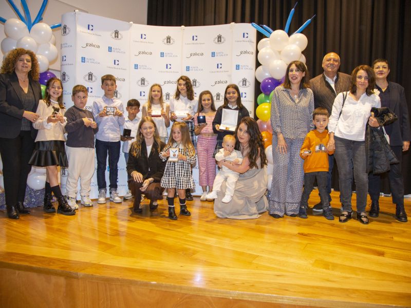 Foto de familia de las autoridades junto a los premiados