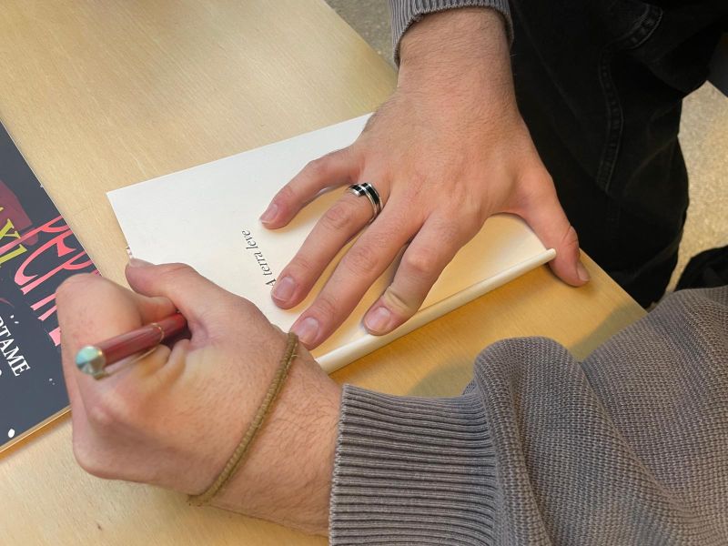 Adrián noia firma