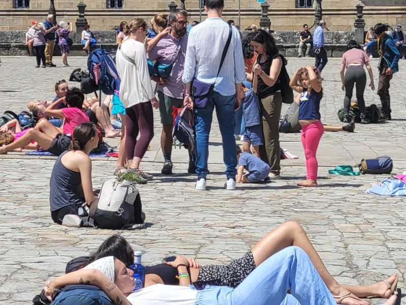 Turistas descansando en la plaza del Obradoiro. Foto de Eladio Lois
