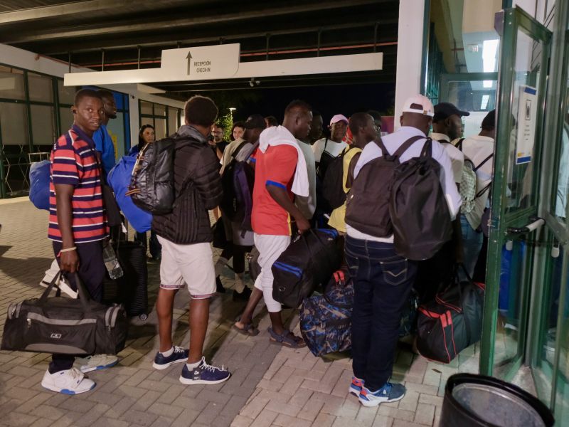 Llegada de un centenar de migrantes refugiados de la guerra de Mali al albergue del Monte do Gozo, en Santiago de Compostela.
