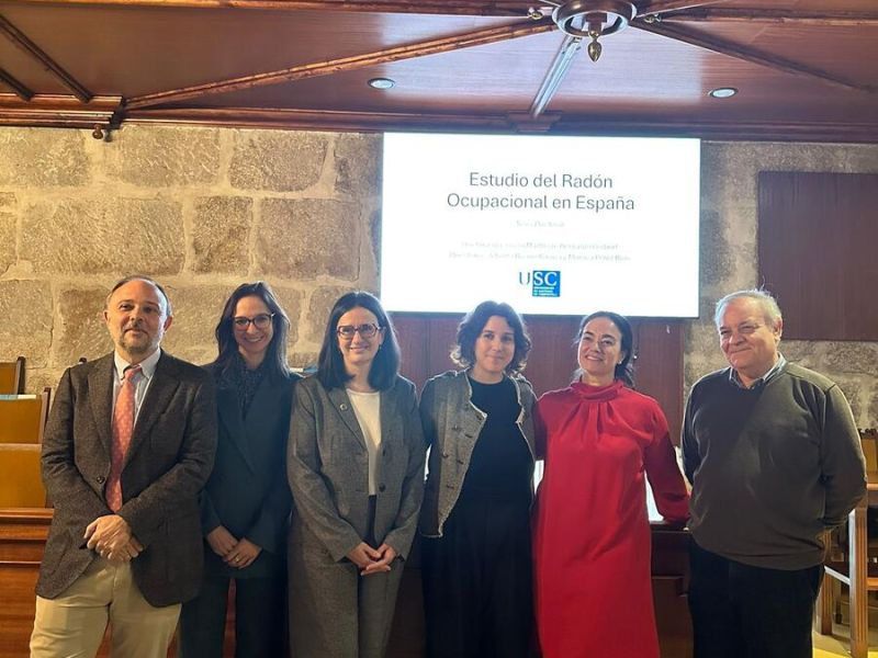 La investigadora principal junto a los miembros del tribunal