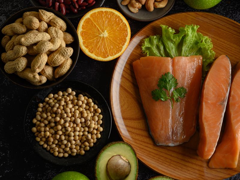 Legumbres trozos de fruta y salmon en un plato de madera