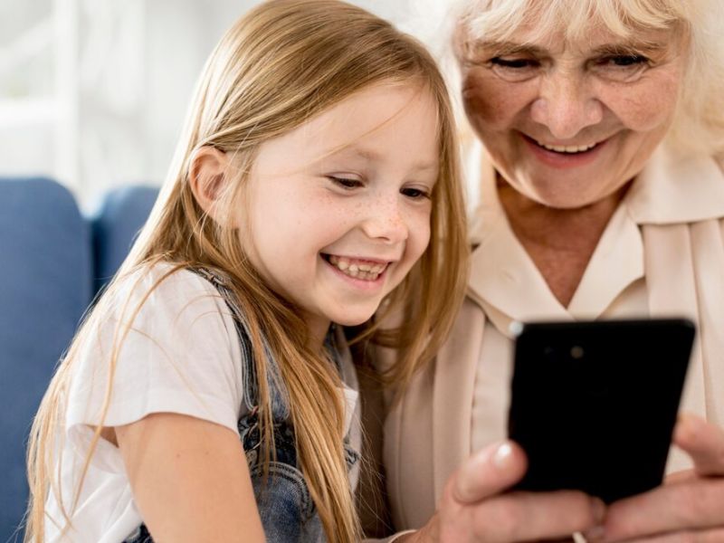 Abuela nina mirando movil 23 2148570507