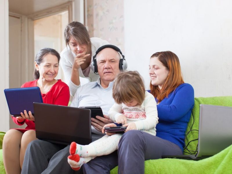 Familia feliz disfruta pocos portatiles varios 1398 1446