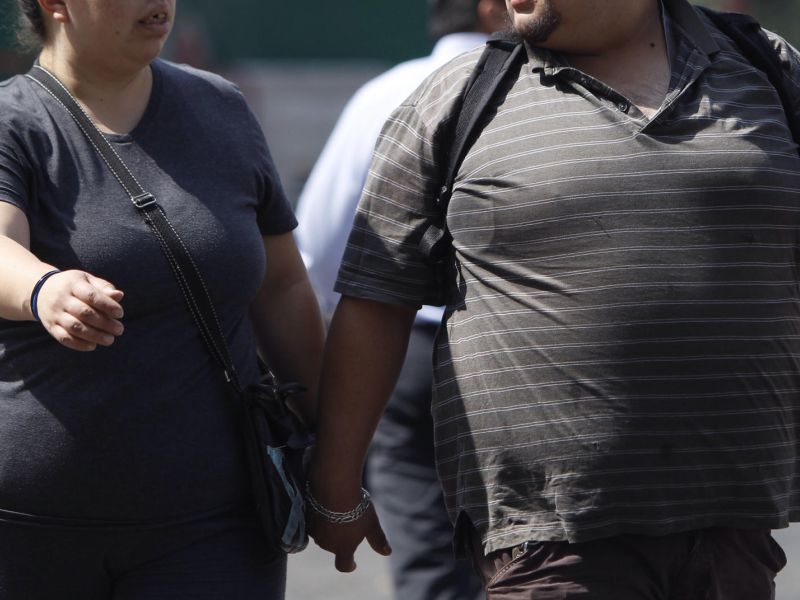 Dos personas caminando, en una imagen de archivo. EFE Su00e1shenka Gutiu00e9rrez
