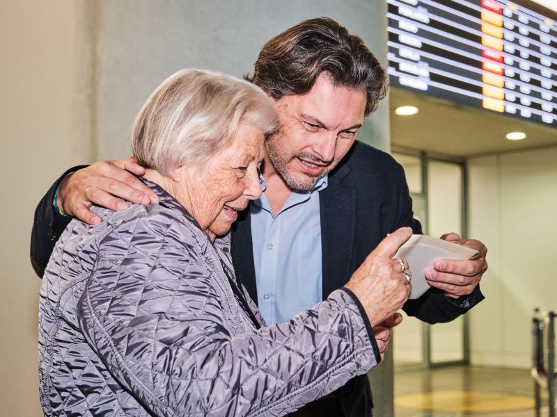 El secretario xeral junto una participante de 