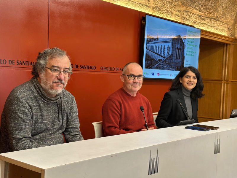 El concejal de Mercados, Xan Duro, entre los autores del informe, David Soto y Ruth