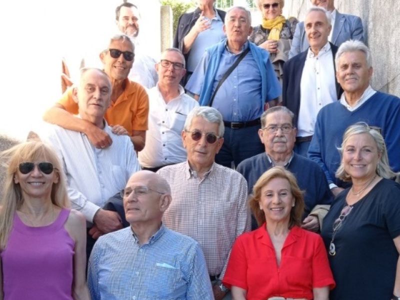 El periodista, en una foto mas reciente rodeado de colegas de profesion
