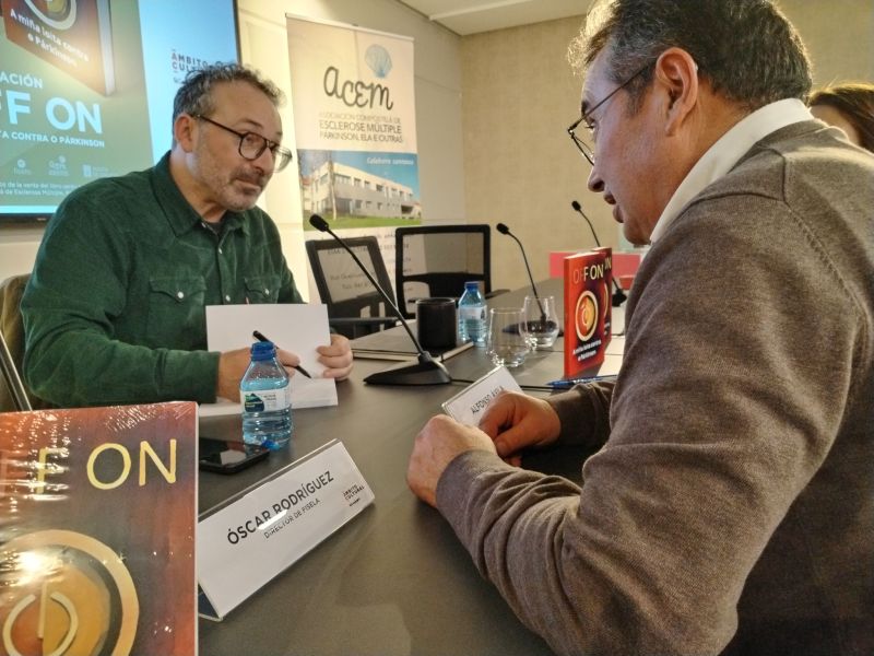 Alfonso Avila, en una firma de su libro