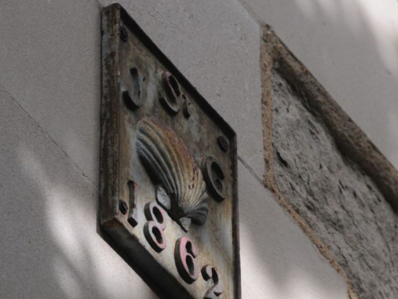 Placa cunha cuncha no exterior da igrexa, simbolo de Santiago o Maior