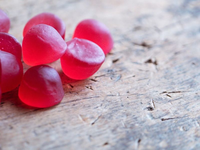Primer plano mermelada gelatina roja sobre mesa madera 181624 24187