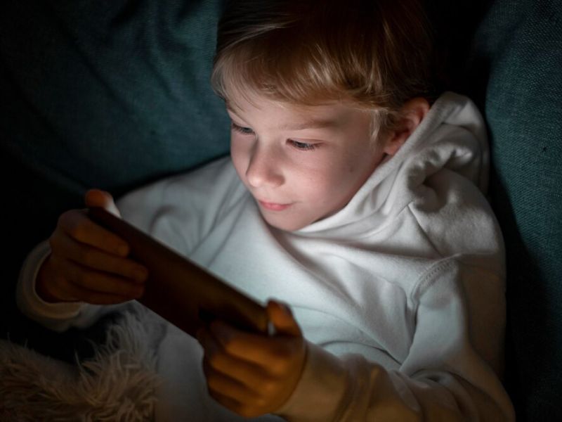 Nino smartphone cama noche 23 2148816974