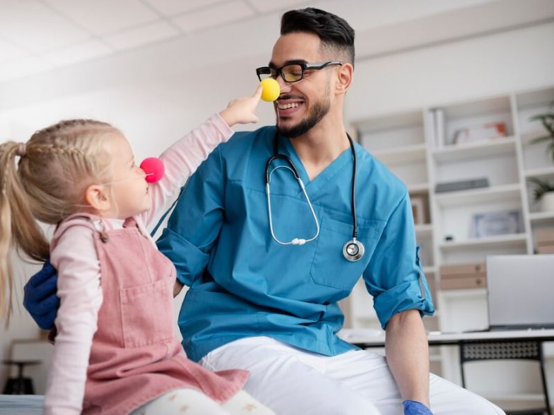 Doctor haciendo su trabajo oficina pediatria 23 2149224155