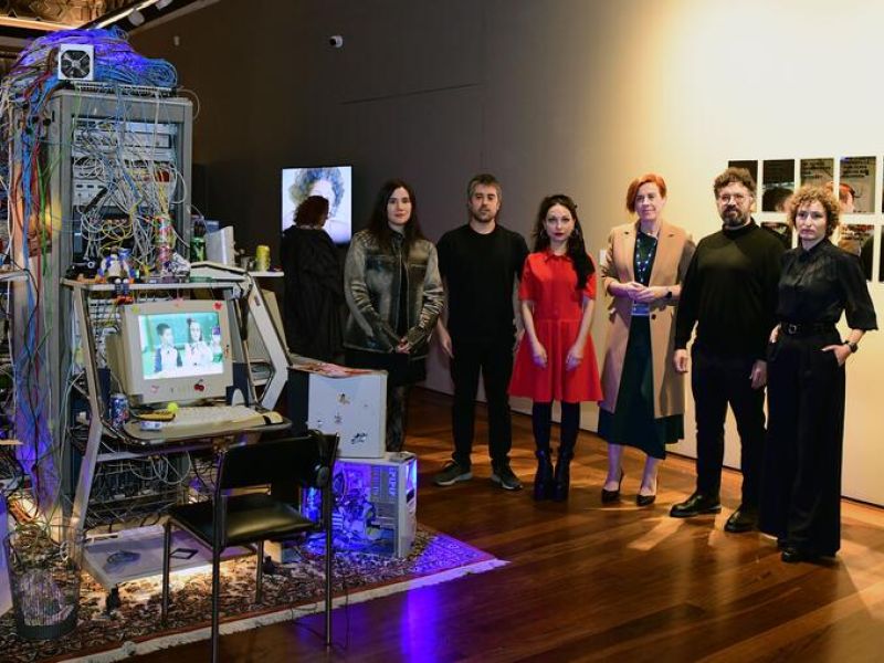 A mostra inauguru00e1rona a vicerreitora de Estudantes e Cultura, a comisaria e comisarios e algunhas das artistas. Foto de Santi Alvite