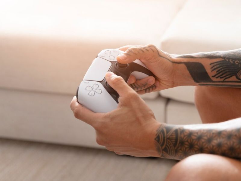 Gamer divirtiendose jugando videojuegos 23 2149142690