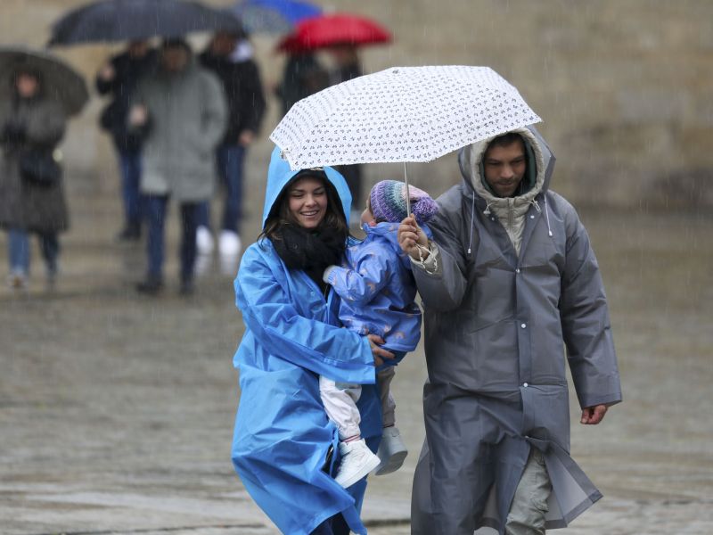 Peregrinos bajo la lluvia en la plaza do Obradoiro @ EFE