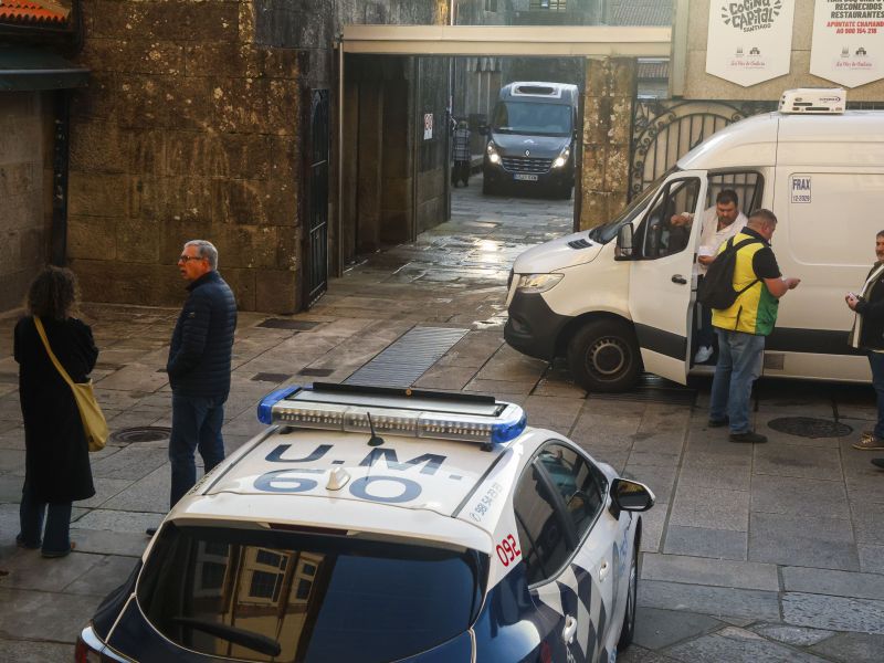 SANTIAGO DE COMPOSTELA, 12/11/2024.- Las fuerzas de seguridad investigan esta mañana el homicidio de Antonio Costa, propietario del puesto de carne Chelo & Muñico que se ha producido esta mañan