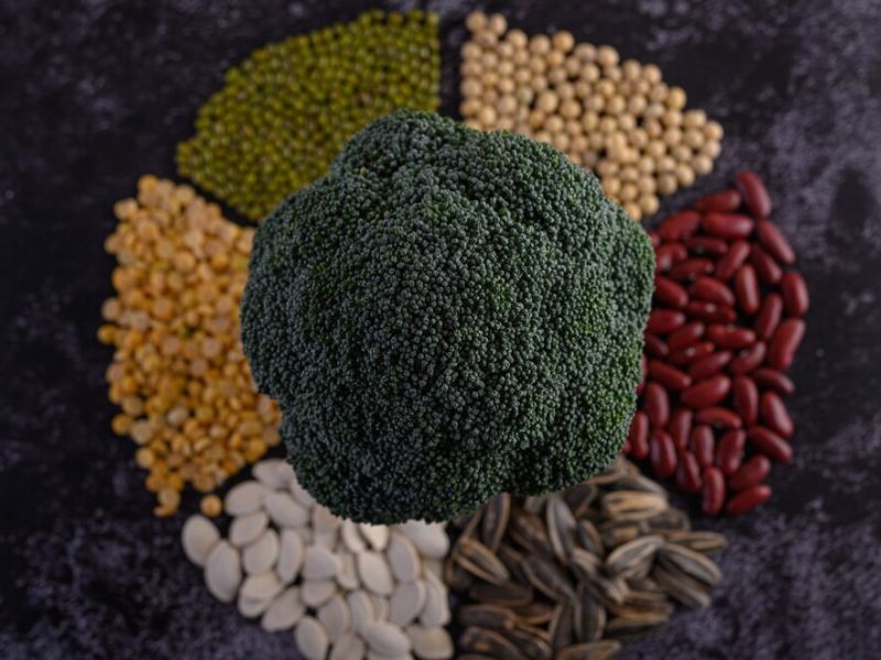 Legumbres brocoli sobre superficie piso cemento negro 1150 20083