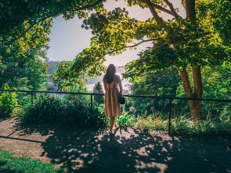 Hermosa foto mujer jardines palacio cristal oporto portugal 181624 43814