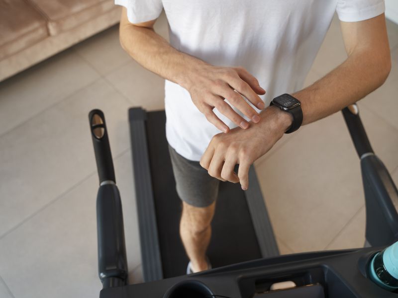 Jovenes adultos haciendo ejercicio en casa