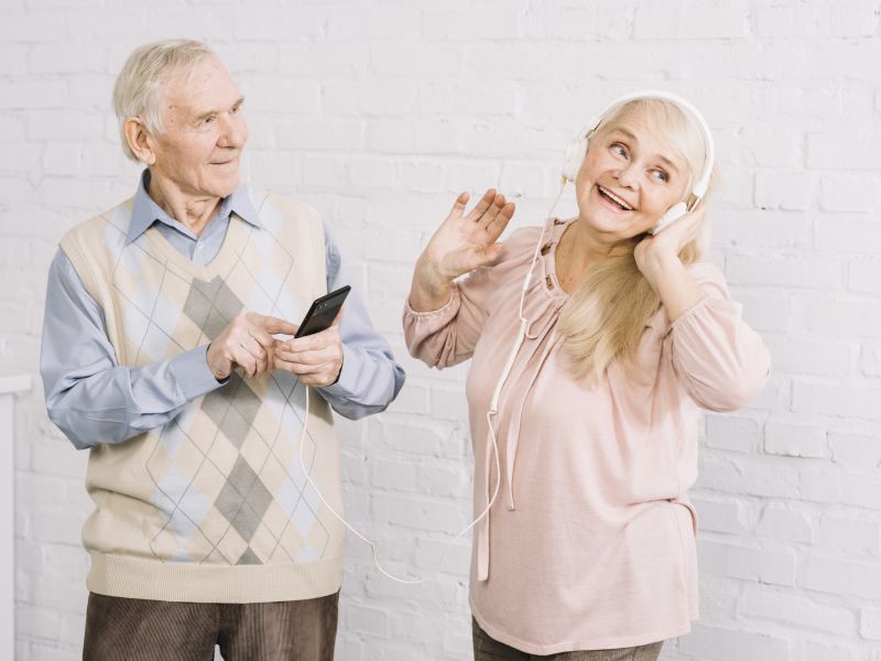 Pareja mayor escuchando musica en smartphone