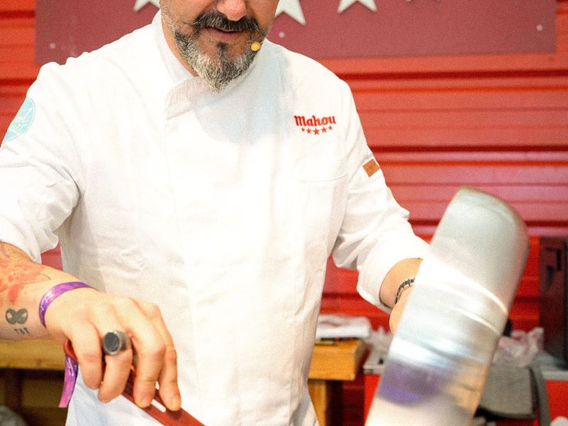 David Yebra, de Yebra Gastrobar, en plena demostraciou0301n culinaria ante el puu0301blico del Festival de la Luz