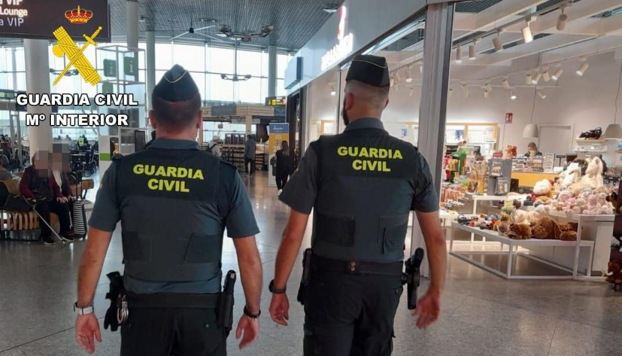 Agentes de la Guardia Civil en el aeropuerto de Santiago