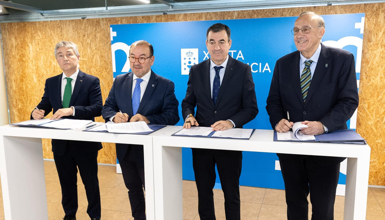Ricardo Cao (UDC), Antonio López (USC), el conselleiro Román Rodríguez y Manuel Reigosa (UVigo) en la firma de los convenios