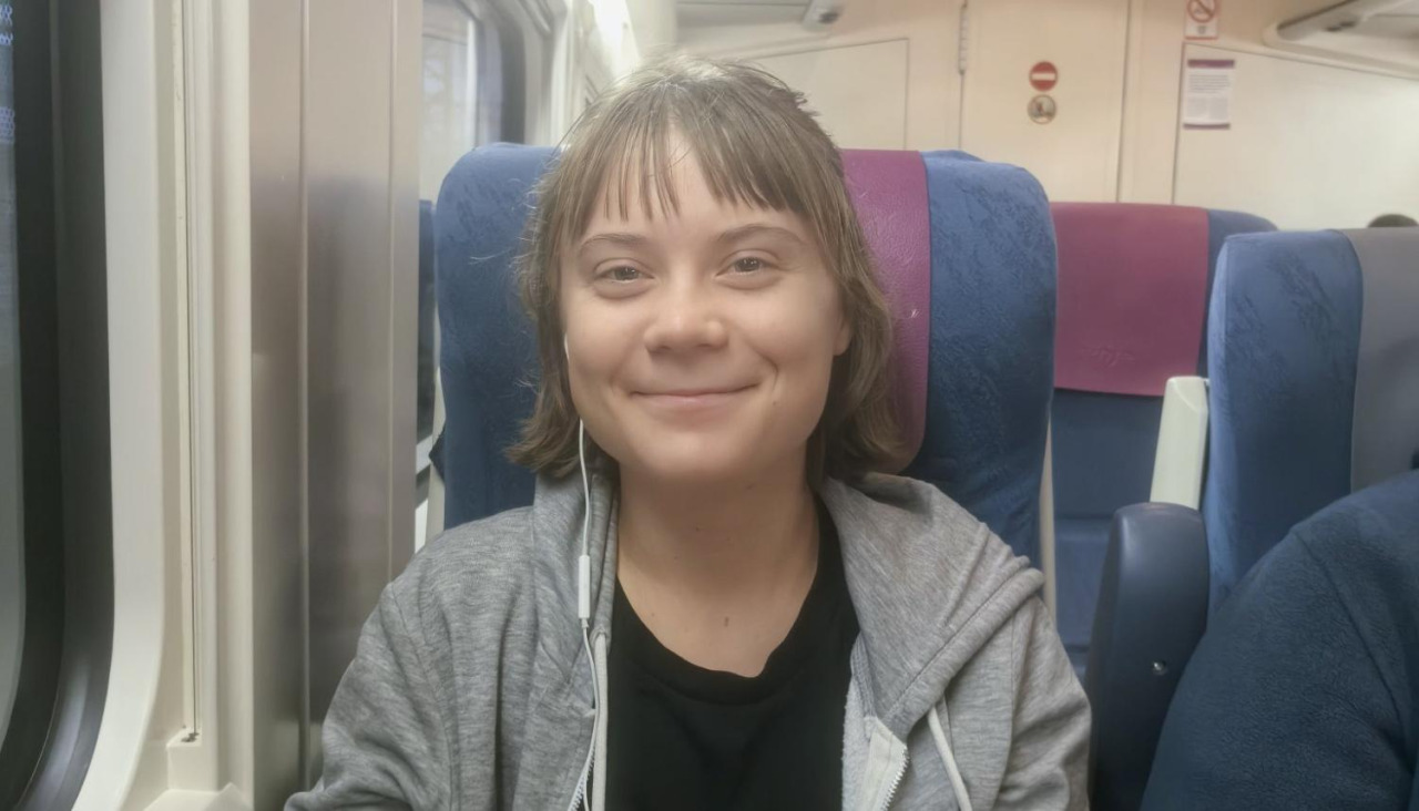 Imagen de Greta Thunberg durante su viaje en tren por Galicia, captada por un pasajero