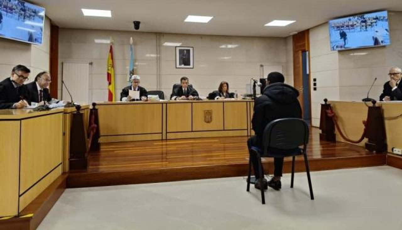 El acusado de apuñalar a un joven a la salida de una discoteca compostelana durante la sesión del juicio de este miércoles