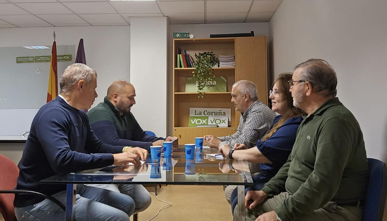 Imagen de la reunión entre los representantes de JuntosPolGC y Vox