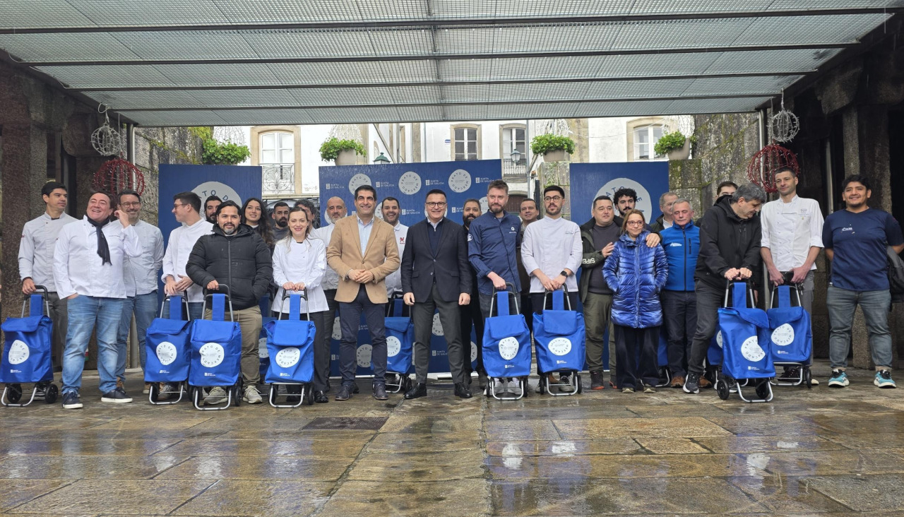 Foto de familia dos representantes da Xunta xunto aos 34 chefs galegos participantes na presentación de ‘Prato de Mercado’ na Praza de Abastos de Santiago