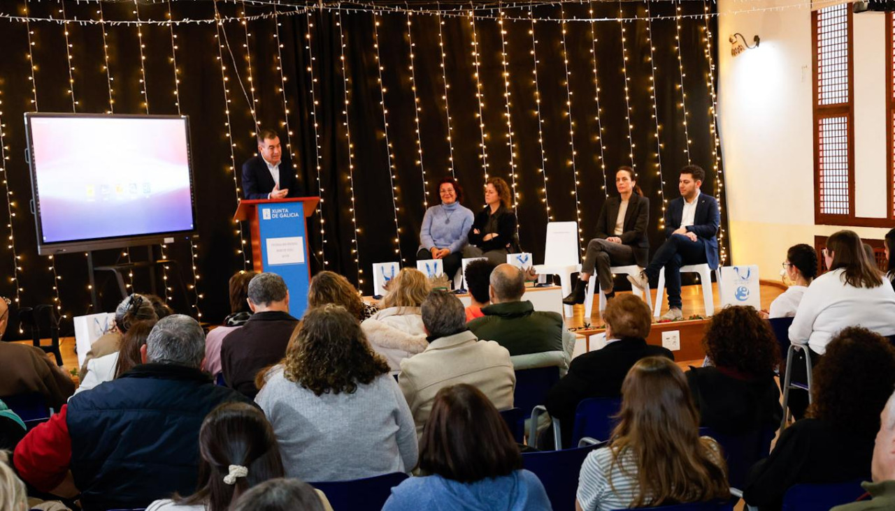 O conselleiro Román Rodríguez xunto ao alumnado do CEE López Navalón durante a presentación das estatuíñas dos Premios Rebulir 2025