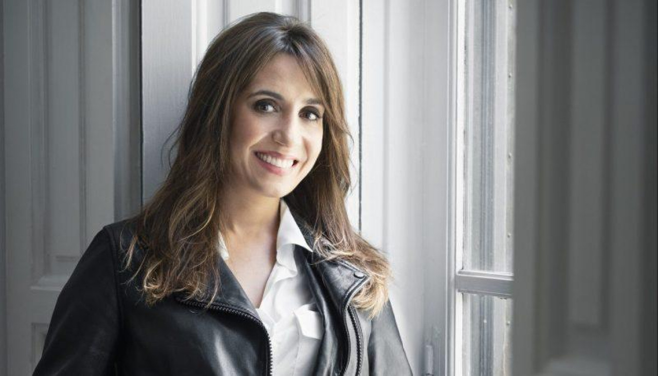 La escritora compostelana Ángela Banzas, autora de Cuando el viento hable, finalista del Premio Planeta 2025