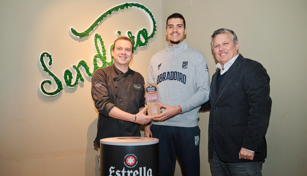 El alero del Monbus Obradoiro recoge el galardón MVP Estrella Galicia tras ser elegido mejor jugador del mes por los aficionados