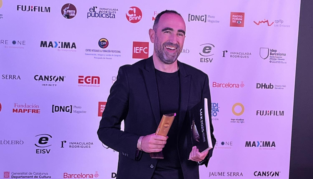 Roberto Ouro recogiendo el Lux de Fotografía 2025