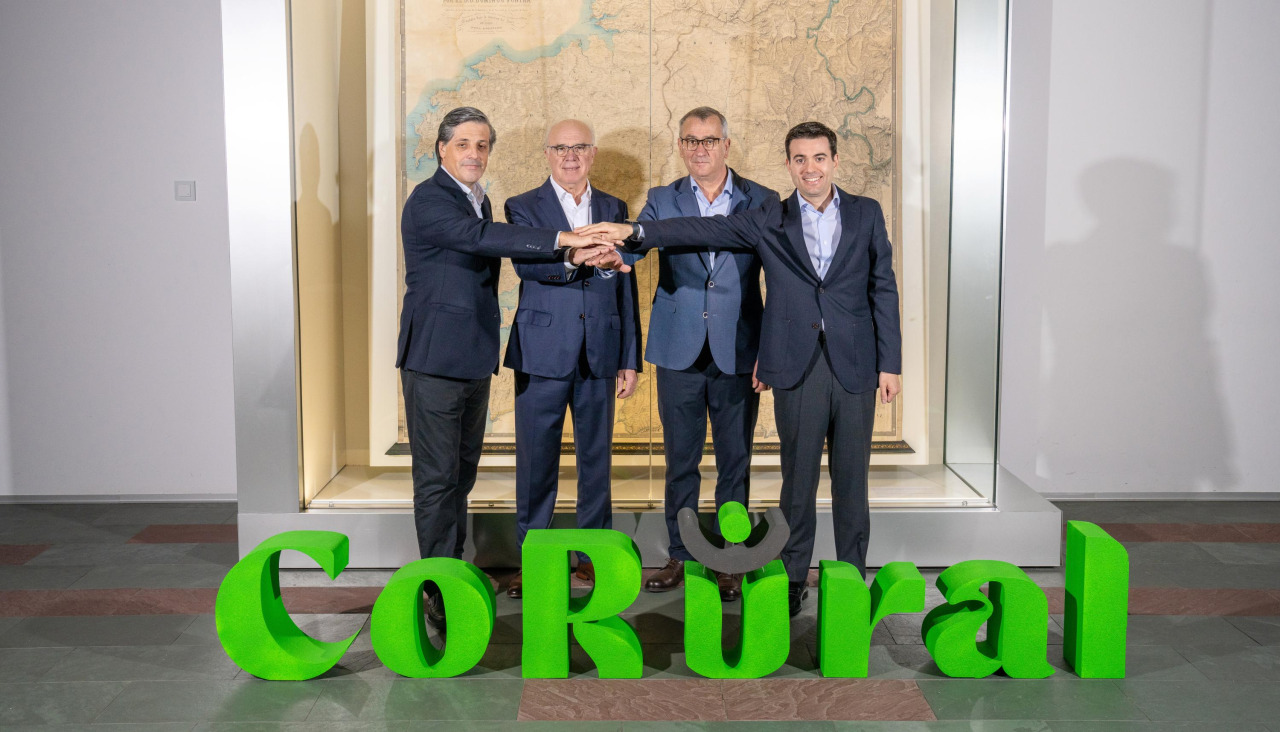 Los firmantes del acuerdo posan en la Ciudad de la Cultura delante del pionero Mapa de Fontán, el primero realizado con criterios científicos modernos en España, un emblema del progreso ilustrado y de la identidad de Galicia