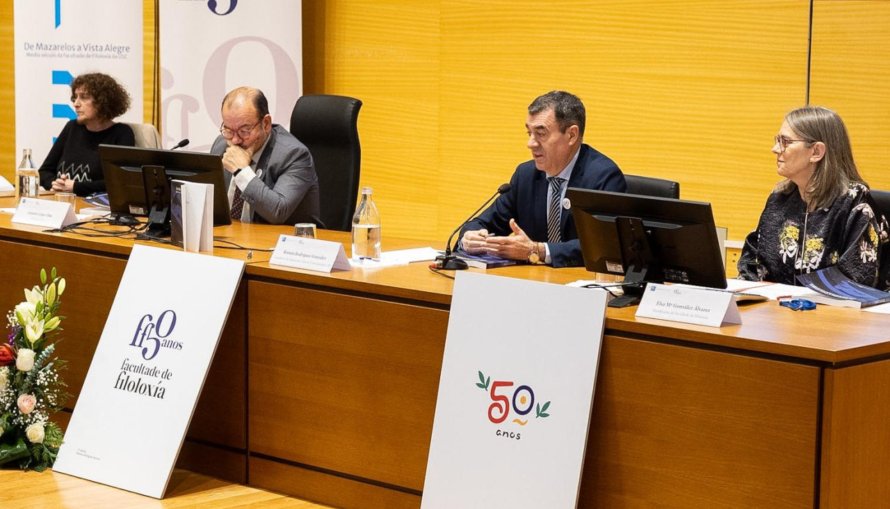 El conselleiro de Educación, Ciencia, Universidades y Formación Profesional, Román Rodríguez, durante su intervención en la presentación del libro