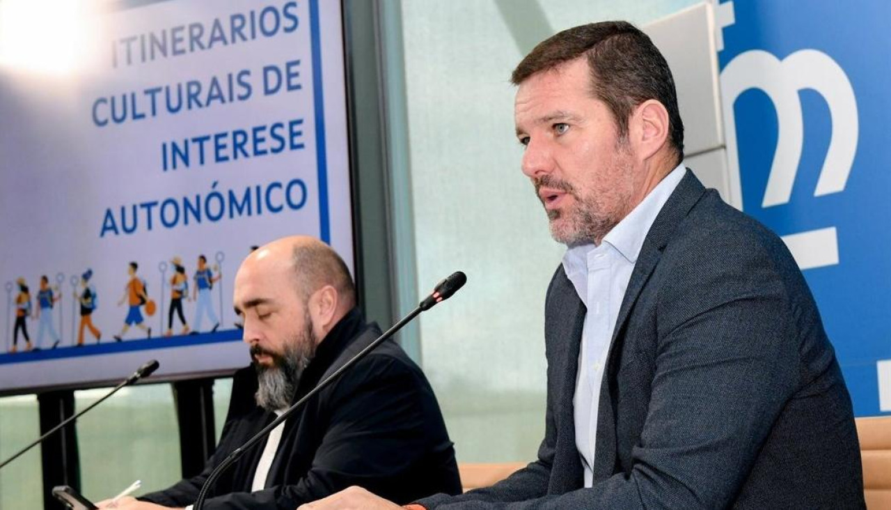 El conselleiro de Cultura, Lingua e Xuventude, José López Campos, se reúne con alcaldes de Galicia para dar a conocer la nueva figura de los itinerarios culturales