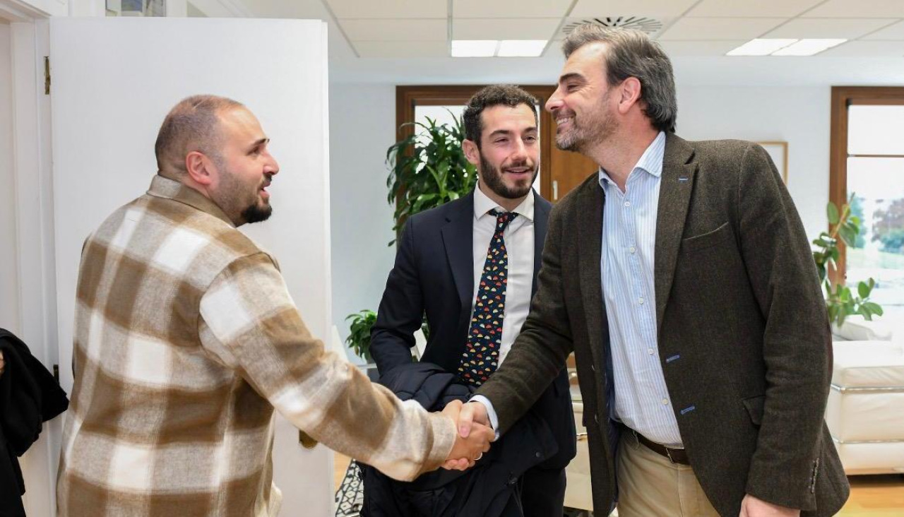 El presidente de JuntosPolGC y agente de la Policía Nacional destinado en Santiago de Compostela, Martín Rodríguez, saluda al conselleiro de presidencia, Diego Calvo, instantes antes de la reunión