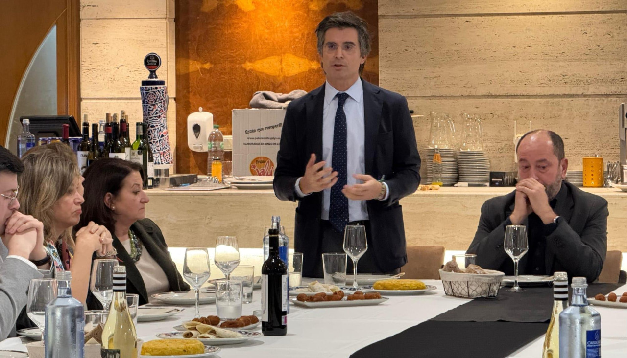 Borja Verea, durante la reunión con representantes del sector turístico en Santiago