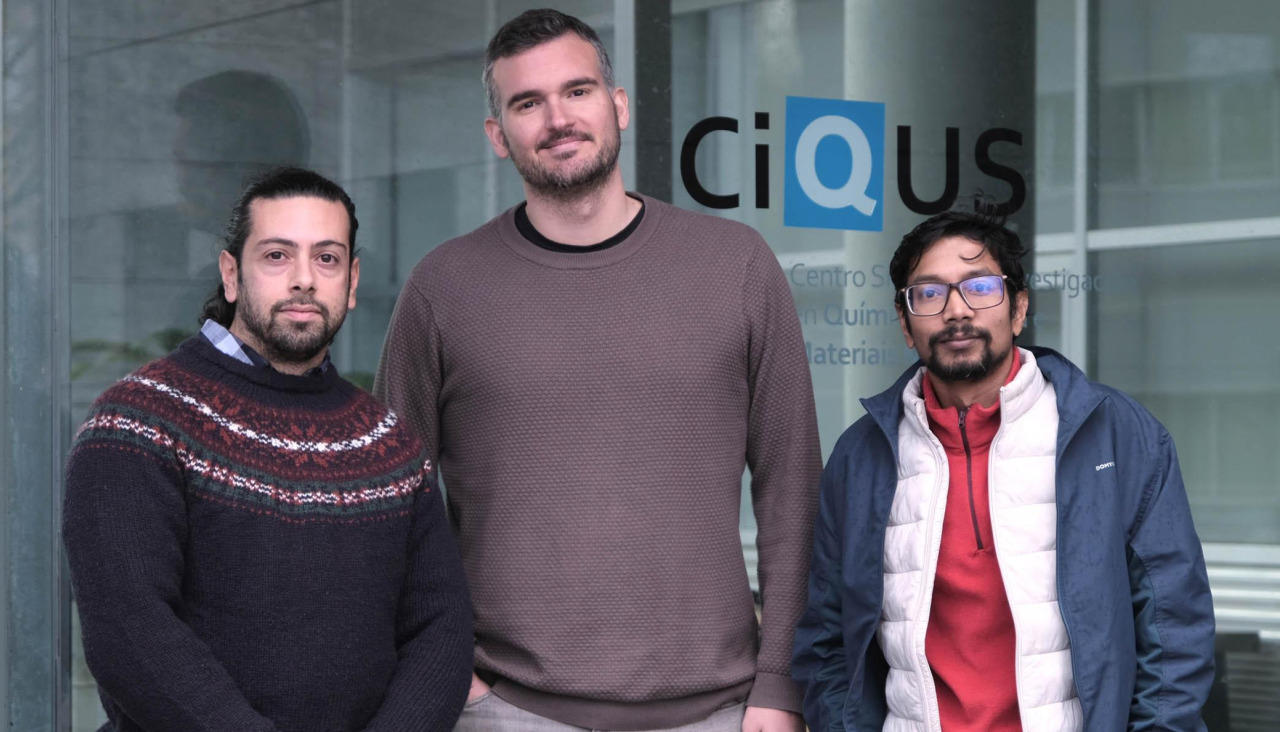 El investigador Manuel Souto Salom (centro), del CiQUS de la USC, lidera el proyecto sobre electrodos orgánicos para baterías más sostenibles