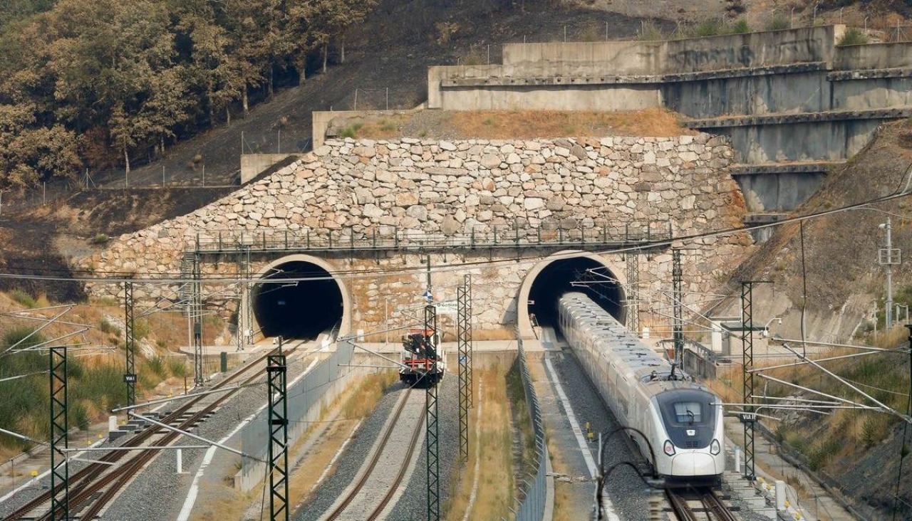Un tren de la línea AVE Madrid-Galicia a su paso por una zona quemada por los incendios, a 21 de agosto de 2025, en A Gudiña, Ourense, Galicia